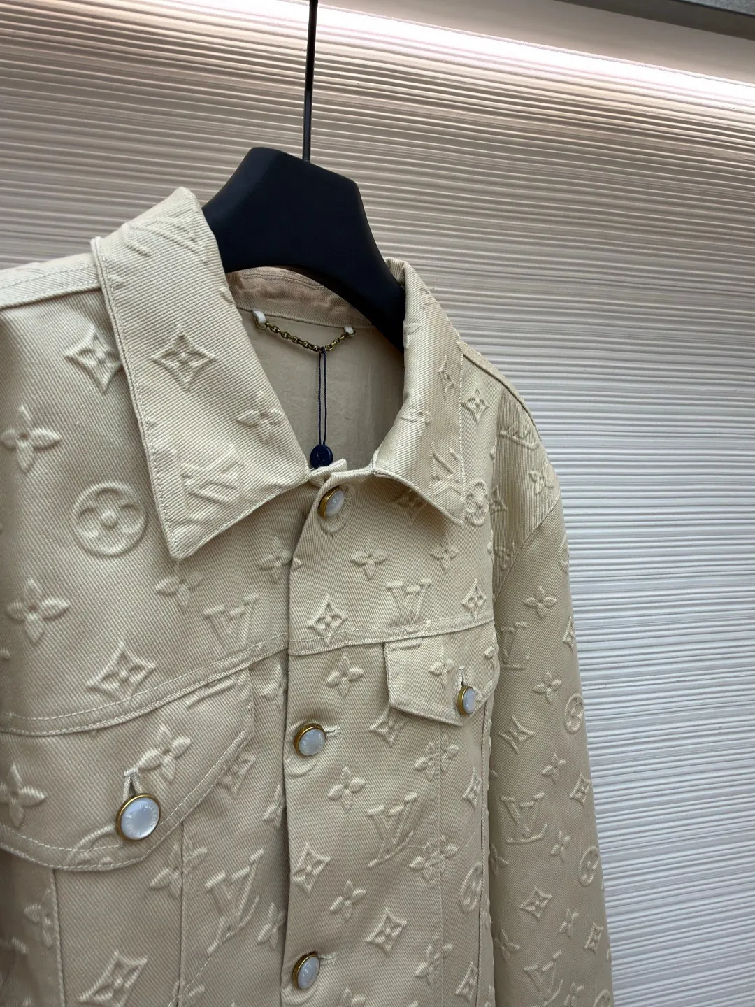 LOUIS VUITTON fully embossed denim jacket ●Original version: Purchased and developed at 28699 ●Item number: 1680986-C65 ●Fabric: Denim denim fabric ●Technology: embossed embossing ●Version: fitted version ●Weight: about 1270 grams ●Size: S-M-L-XL ●Description: Made of customized denim fabric, monogram three-dimensional embossing all over, classic brand logo pattern on the front and back, brown brand embossed leather tag on the back waist, white engraved beaded buttons, and white beaded nails on the pockets. It can be matched with tops of the same season to create a fashionable look. Customized accessories, complete with three labels, same style for men and women!